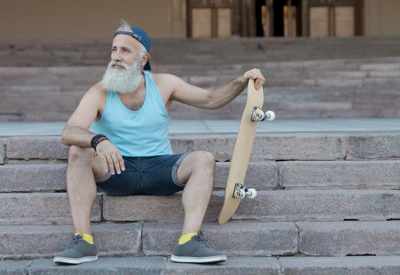 Бородатый старик скейтборд